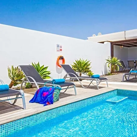 Villa Playa Blanca Sleeps 5 With Pool Air Con And Wifi
