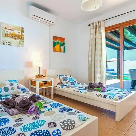 Villa Playa Blanca Sleeps 5 With Pool Air Con And Wifi
