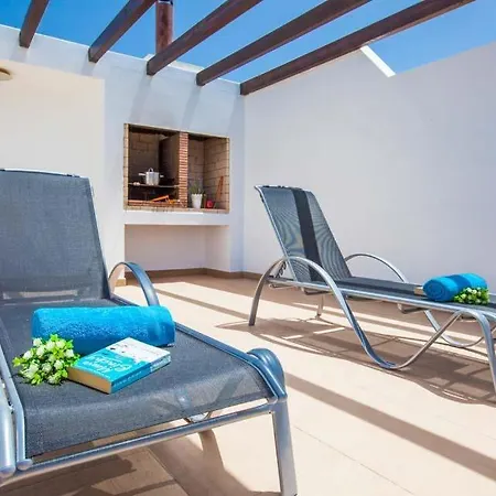Villa Playa Blanca Sleeps 5 With Pool Air Con And Wifi